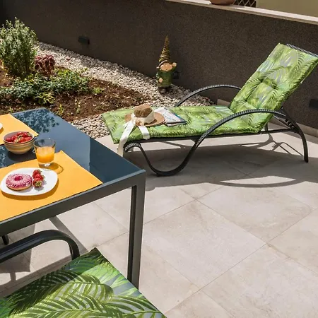 Free Parking Marli 4 - With Private Entrance - *