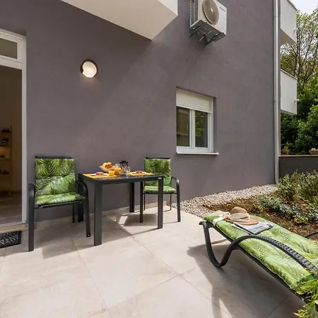 Free Parking Marli 4 - With Private Entrance -